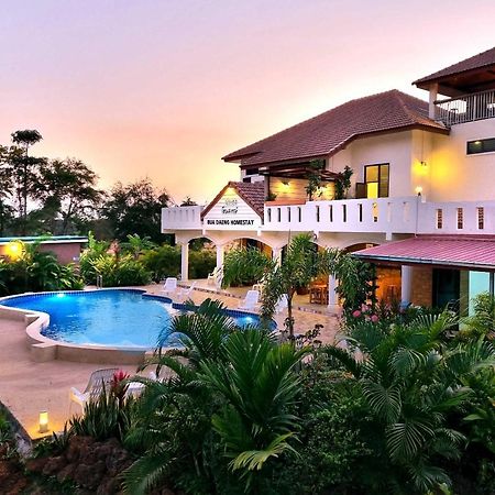 Bua Daeng Homestay Resort Kumphawapi Ngoại thất bức ảnh