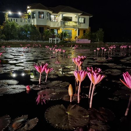 Bua Daeng Homestay Resort Kumphawapi Ngoại thất bức ảnh