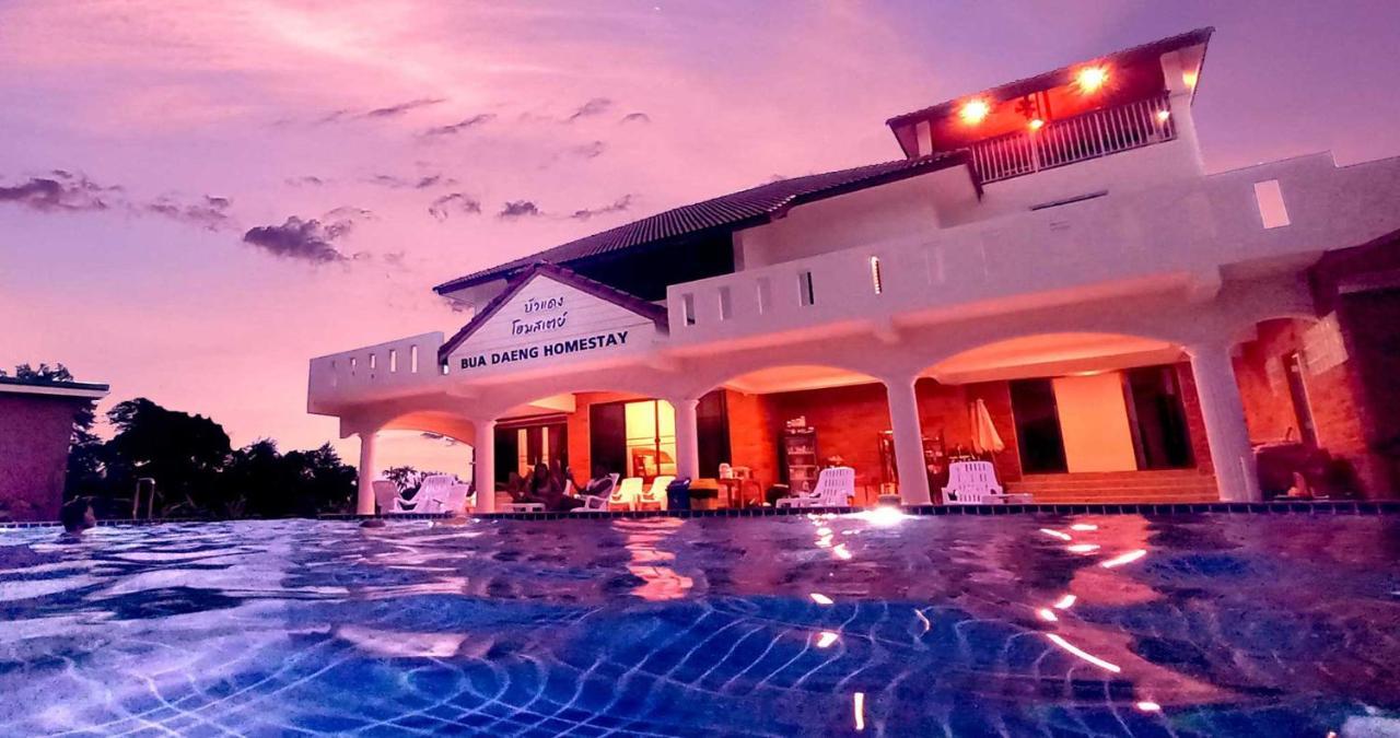 Bua Daeng Homestay Resort Kumphawapi Ngoại thất bức ảnh