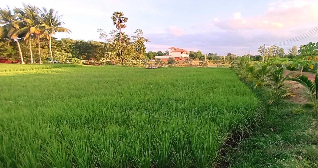 Bua Daeng Homestay Resort Kumphawapi Ngoại thất bức ảnh