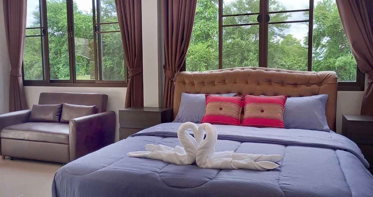 Bua Daeng Homestay Resort Kumphawapi Ngoại thất bức ảnh