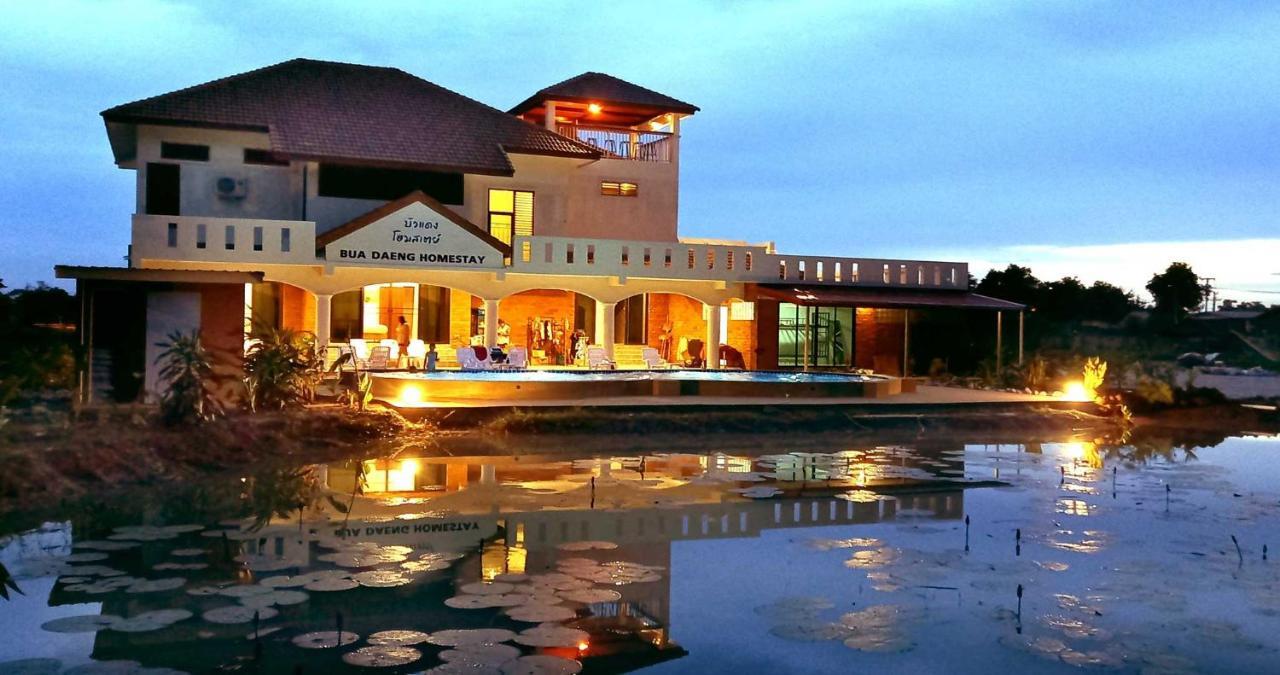 Bua Daeng Homestay Resort Kumphawapi Ngoại thất bức ảnh