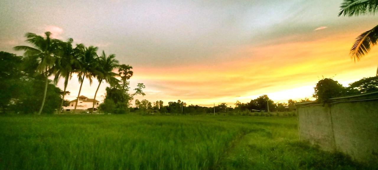 Bua Daeng Homestay Resort Kumphawapi Ngoại thất bức ảnh