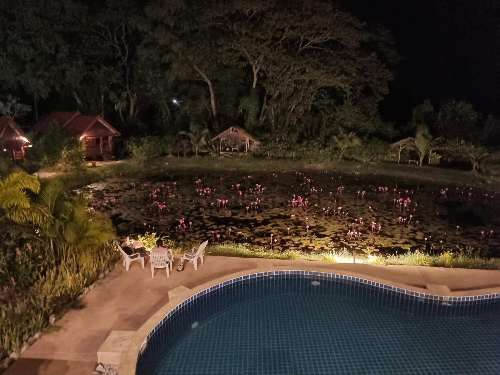 Bua Daeng Homestay Resort Kumphawapi Ngoại thất bức ảnh