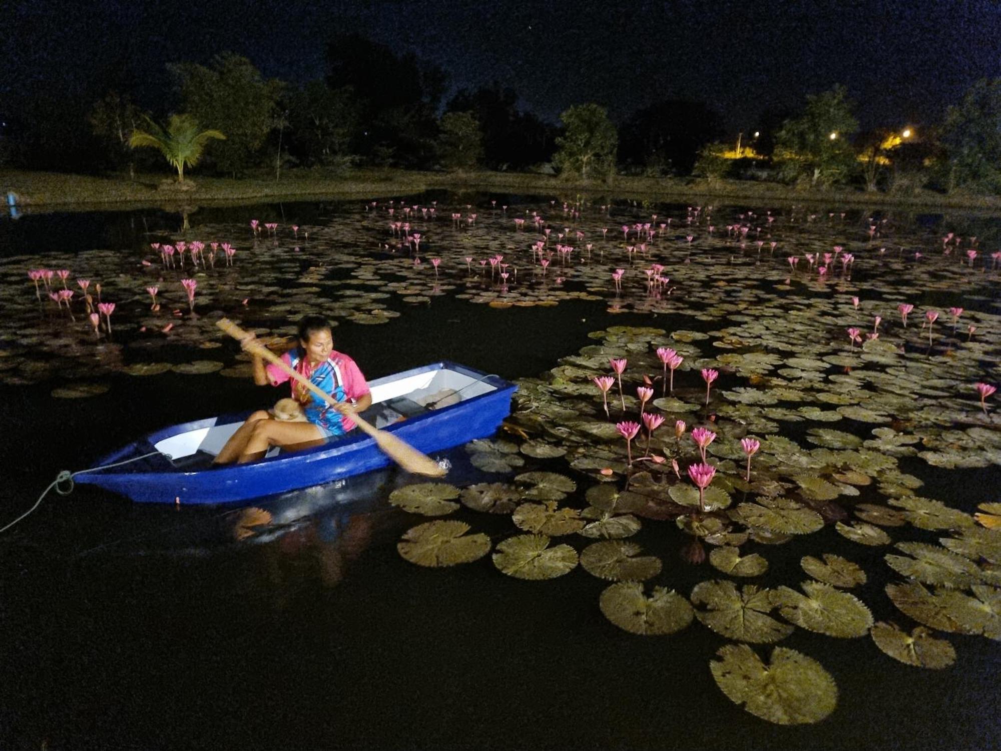 Bua Daeng Homestay Resort Kumphawapi Ngoại thất bức ảnh