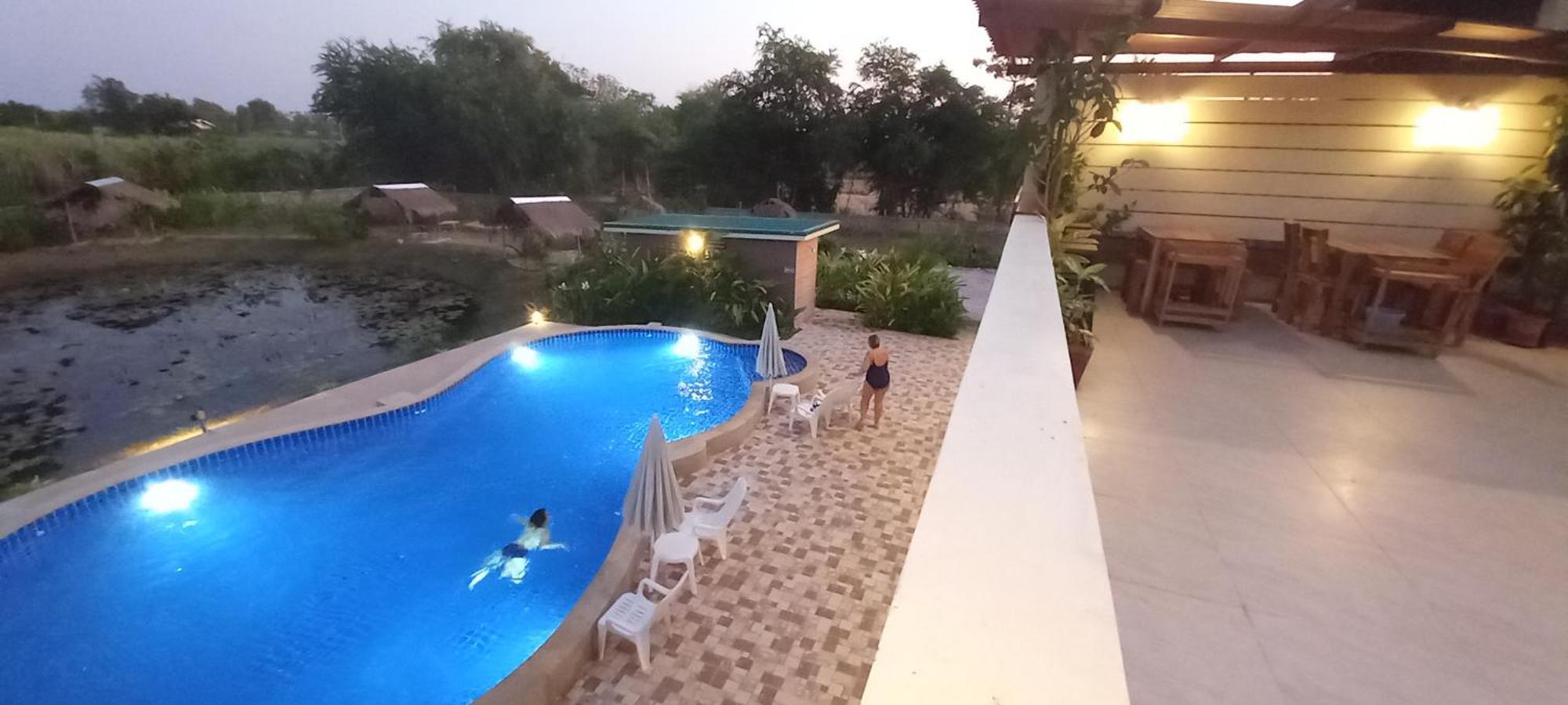 Bua Daeng Homestay Resort Kumphawapi Ngoại thất bức ảnh