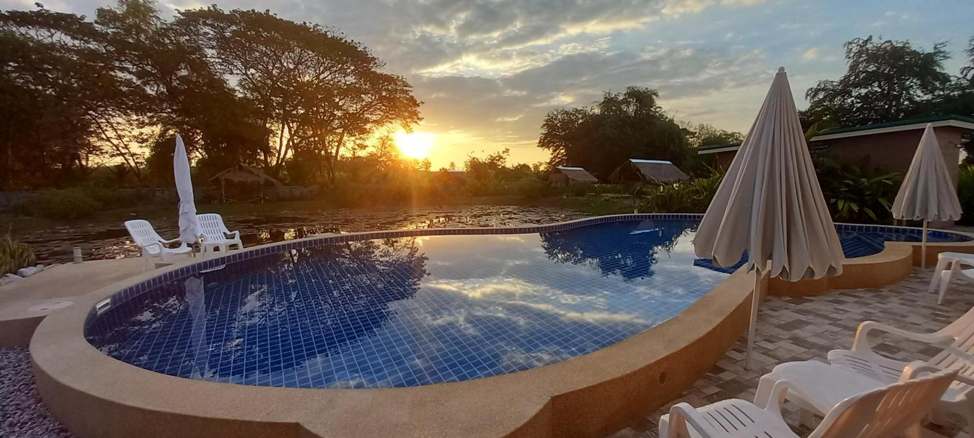 Bua Daeng Homestay Resort Kumphawapi Ngoại thất bức ảnh
