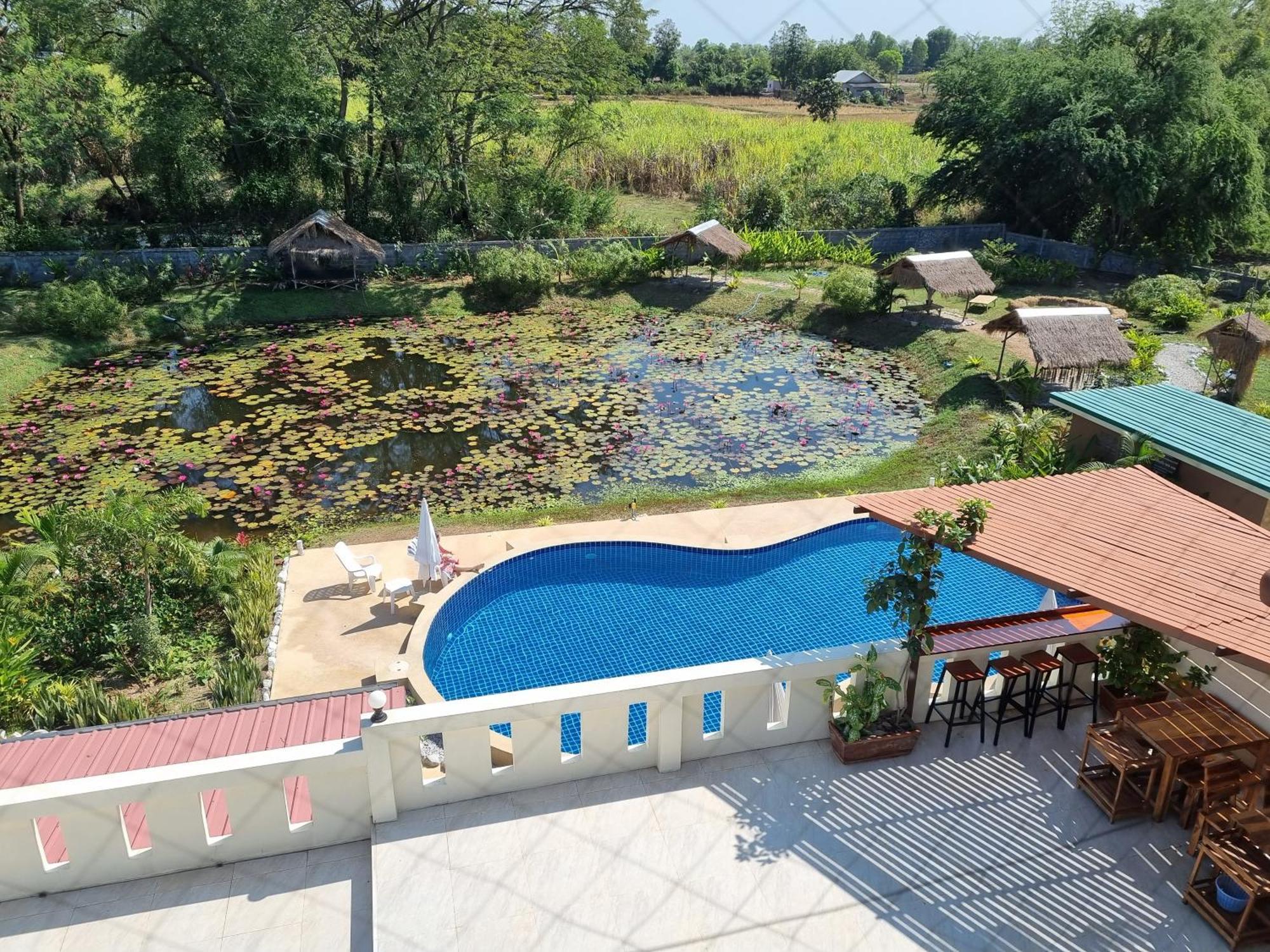Bua Daeng Homestay Resort Kumphawapi Ngoại thất bức ảnh