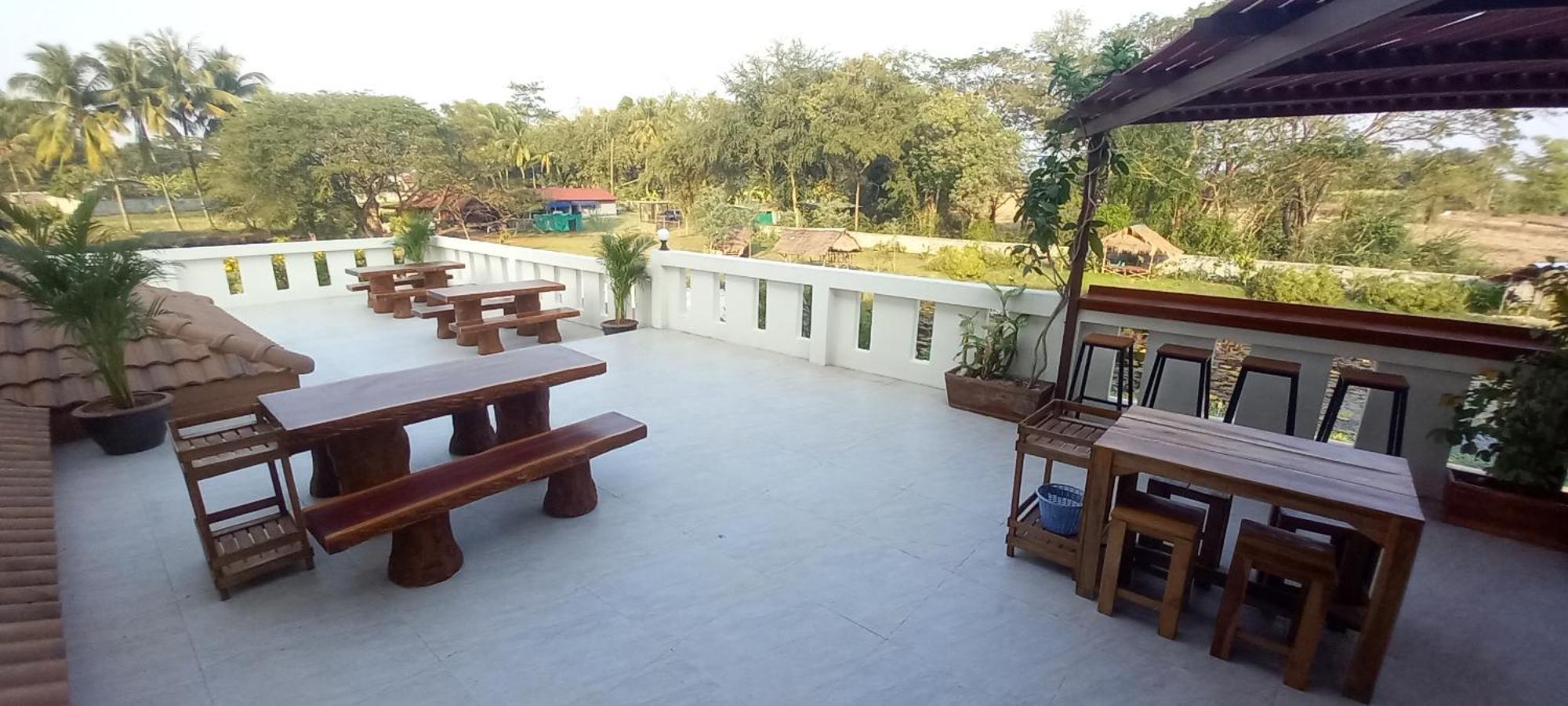 Bua Daeng Homestay Resort Kumphawapi Ngoại thất bức ảnh