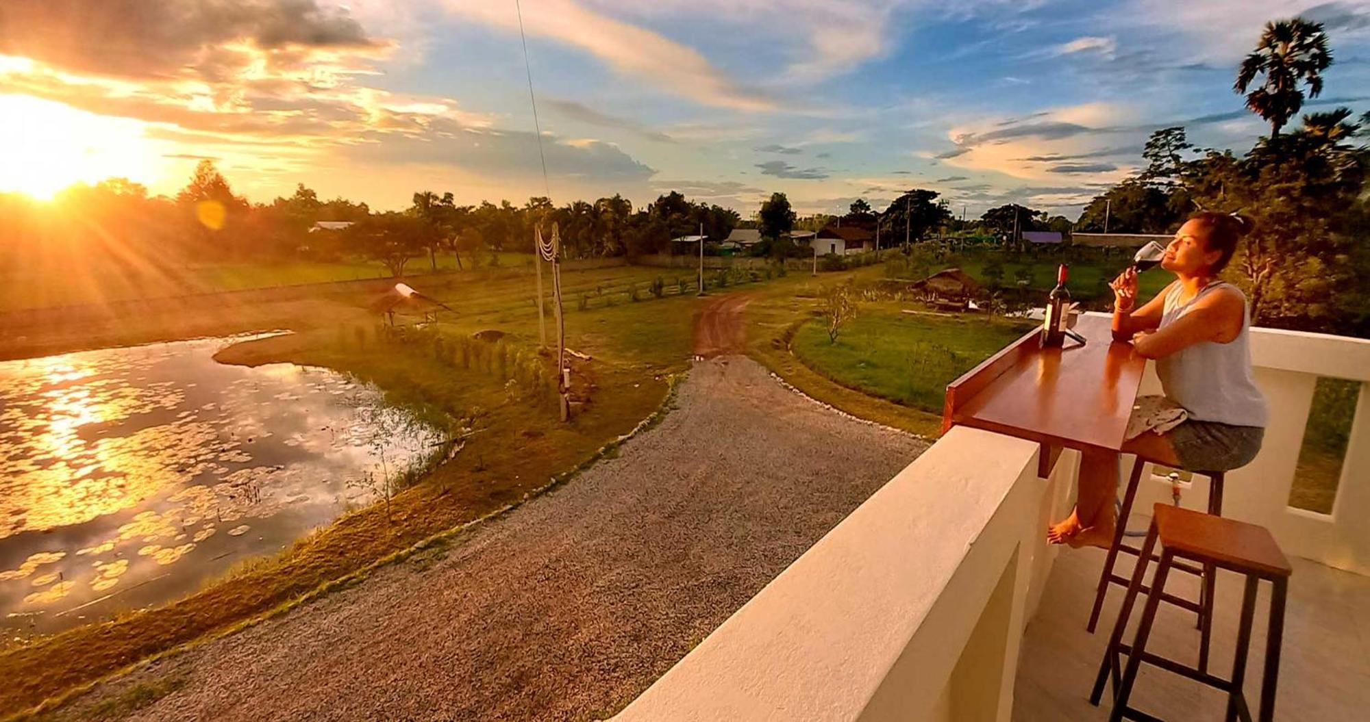Bua Daeng Homestay Resort Kumphawapi Ngoại thất bức ảnh