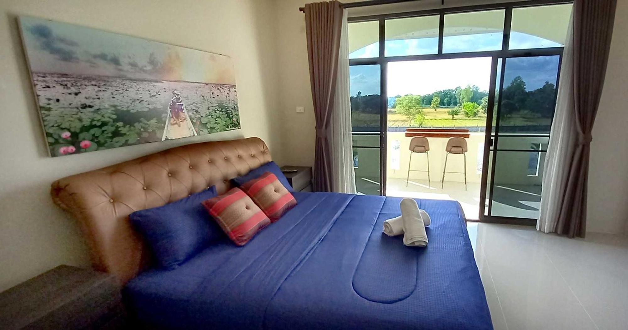 Bua Daeng Homestay Resort Kumphawapi Ngoại thất bức ảnh