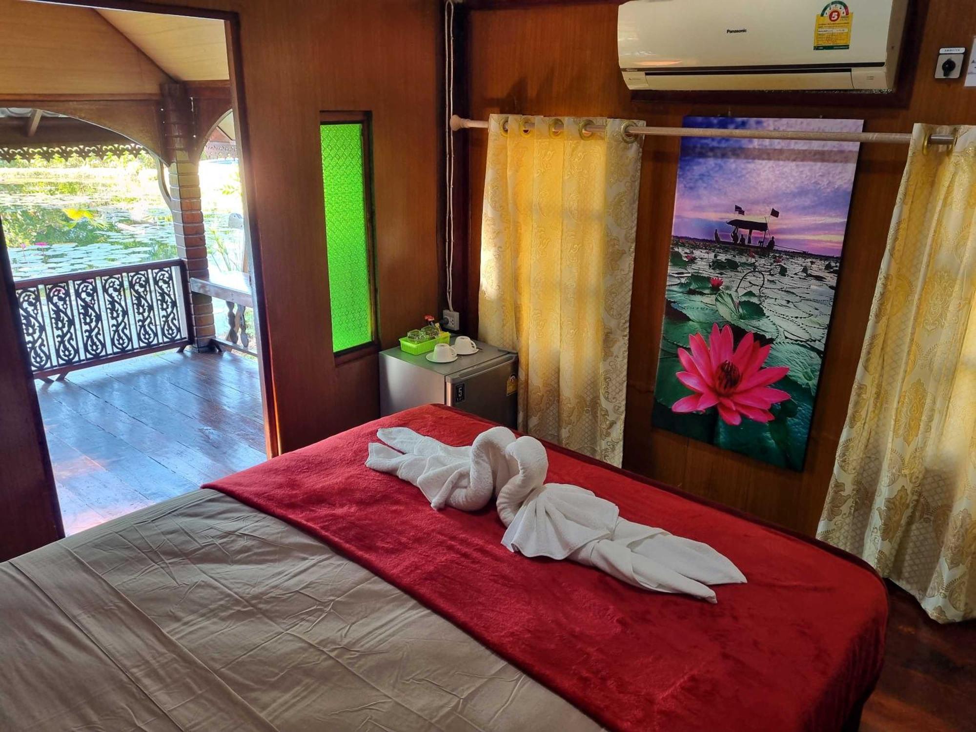 Bua Daeng Homestay Resort Kumphawapi Ngoại thất bức ảnh