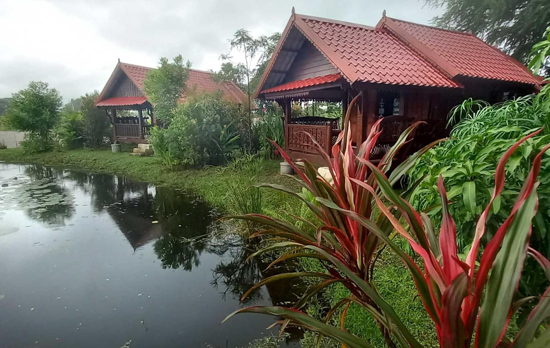 Bua Daeng Homestay Resort Kumphawapi Ngoại thất bức ảnh