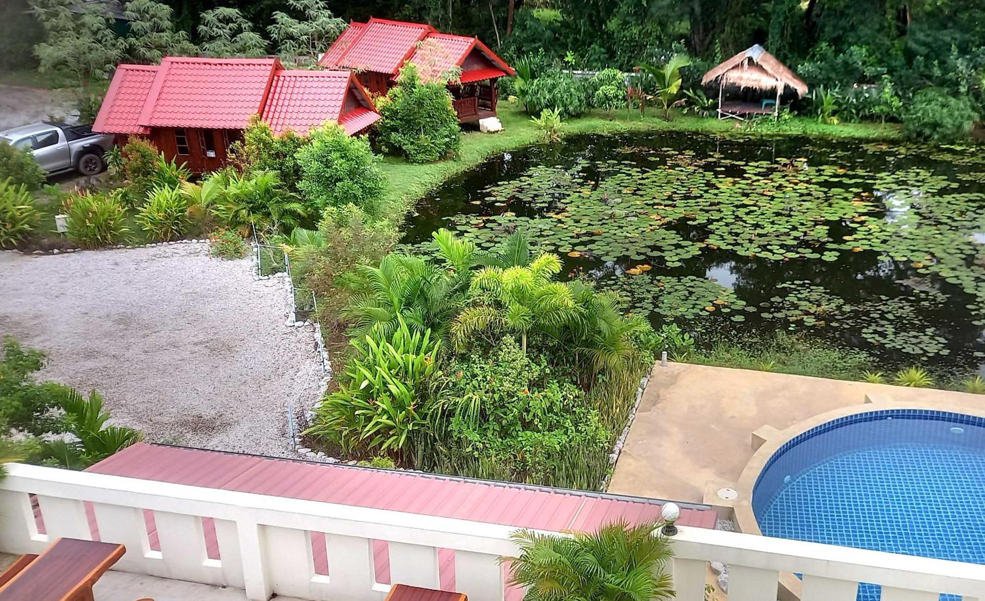 Bua Daeng Homestay Resort Kumphawapi Ngoại thất bức ảnh