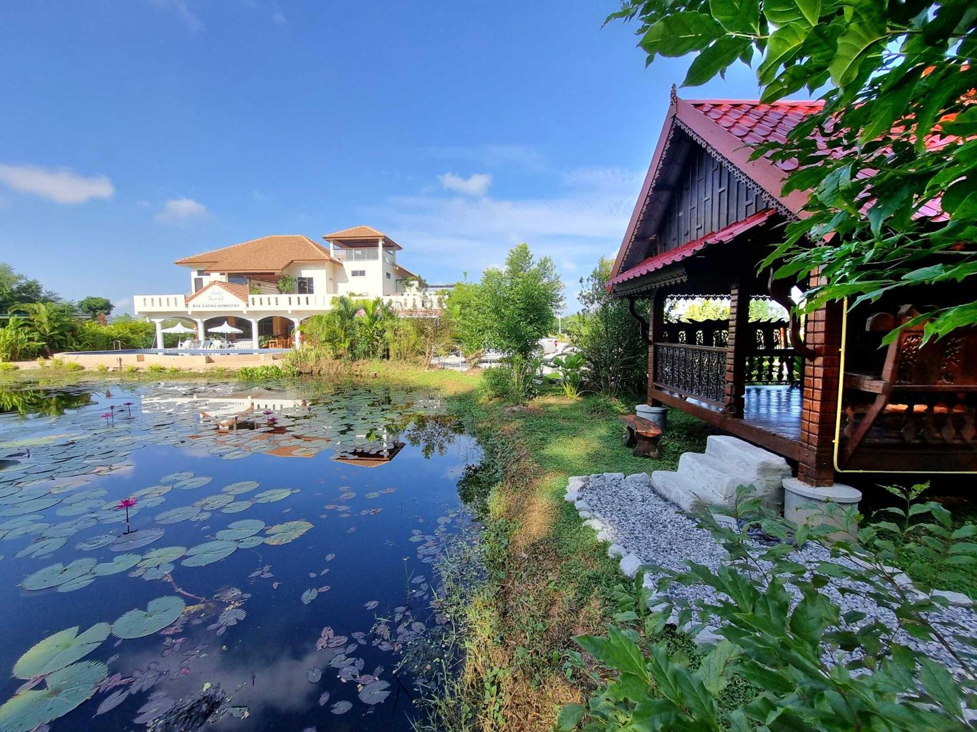 Bua Daeng Homestay Resort Kumphawapi Ngoại thất bức ảnh