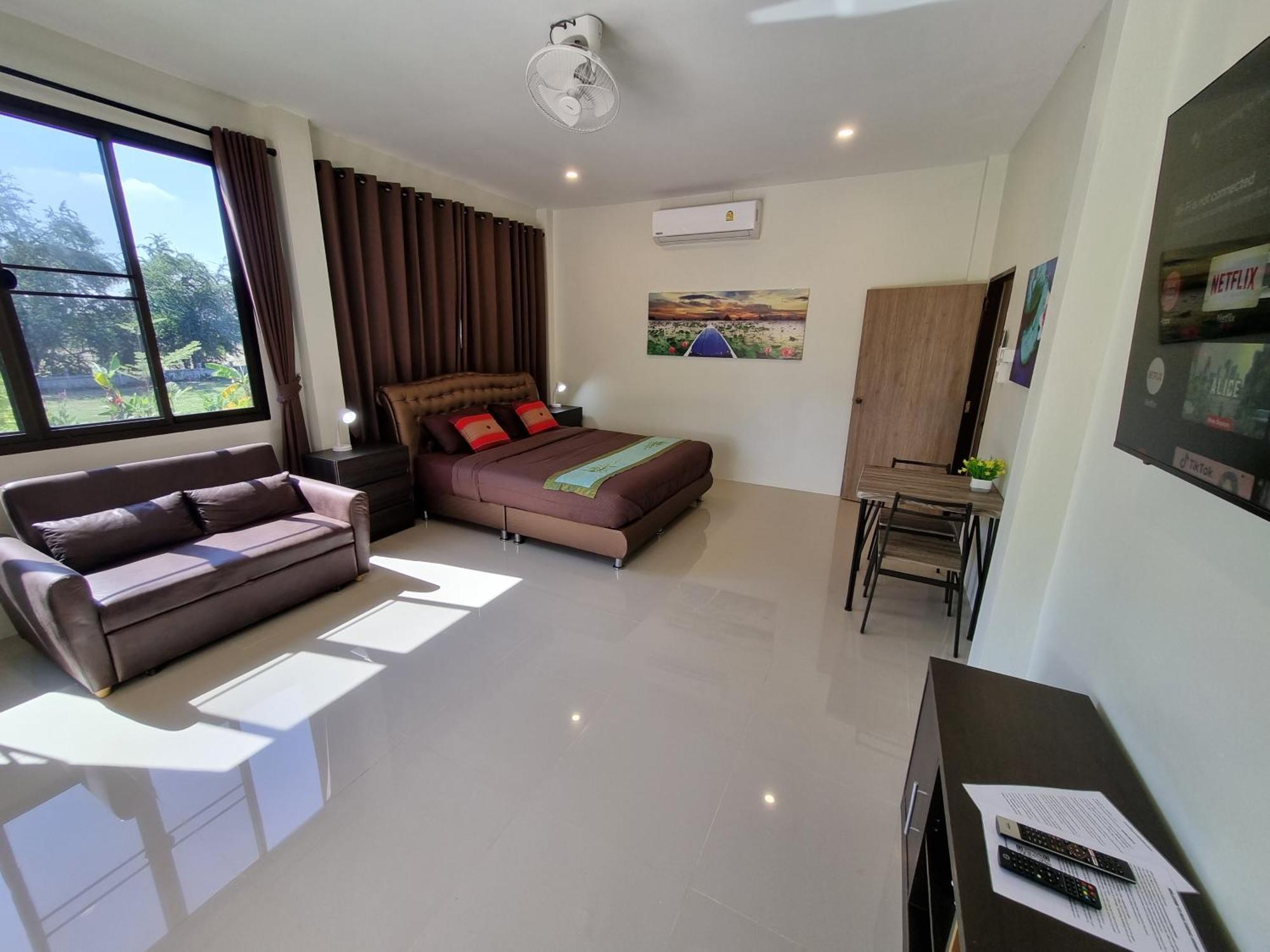 Bua Daeng Homestay Resort Kumphawapi Ngoại thất bức ảnh