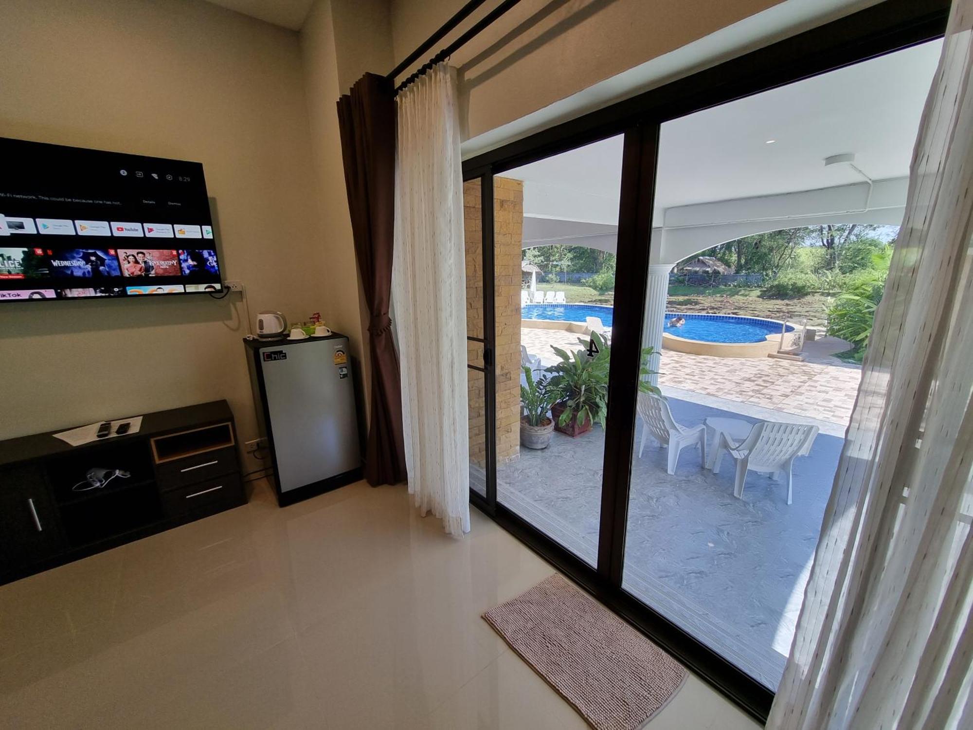 Bua Daeng Homestay Resort Kumphawapi Ngoại thất bức ảnh