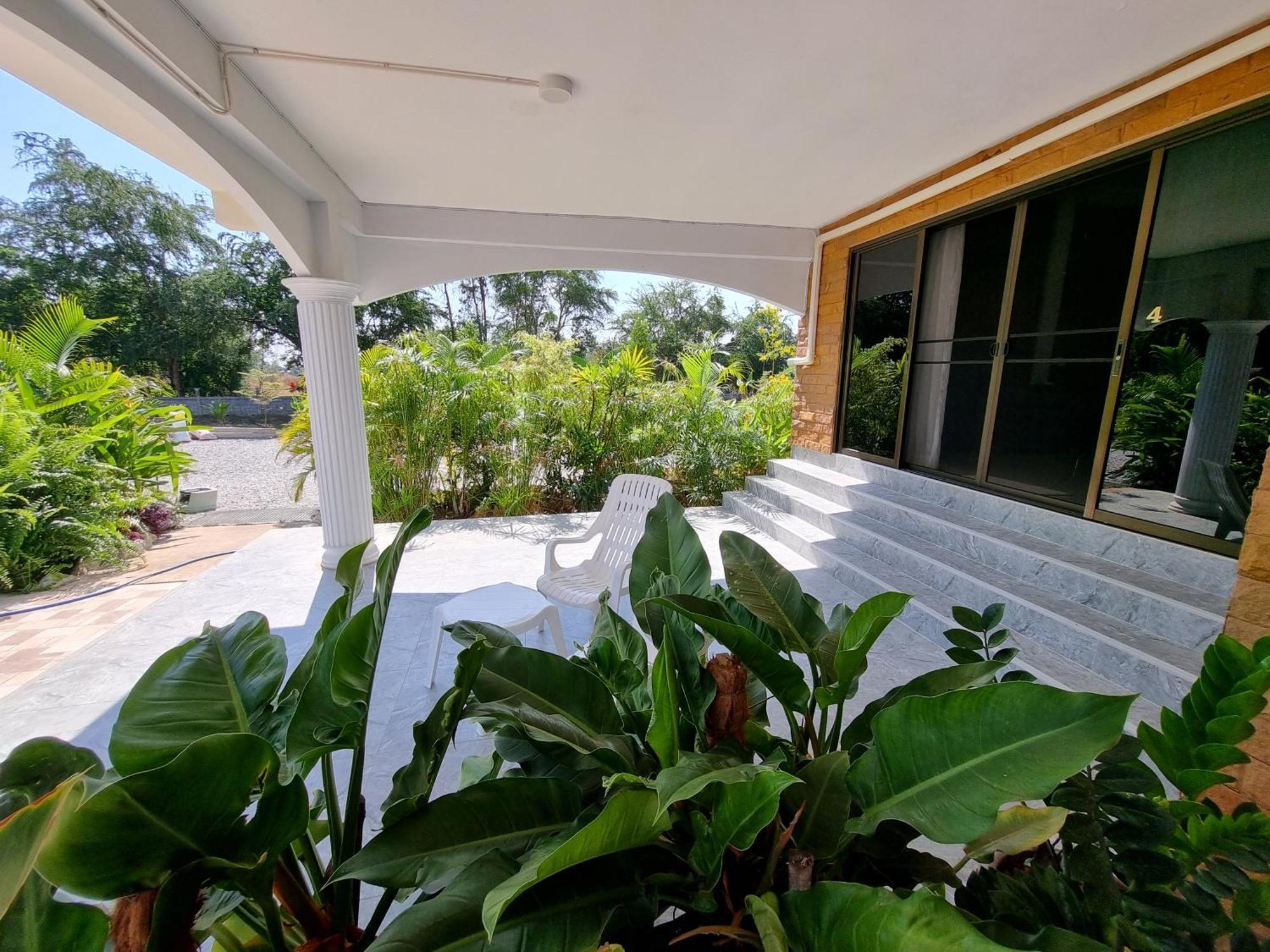 Bua Daeng Homestay Resort Kumphawapi Ngoại thất bức ảnh