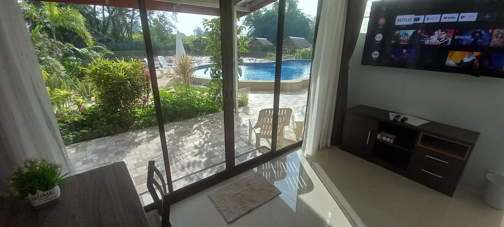 Bua Daeng Homestay Resort Kumphawapi Ngoại thất bức ảnh