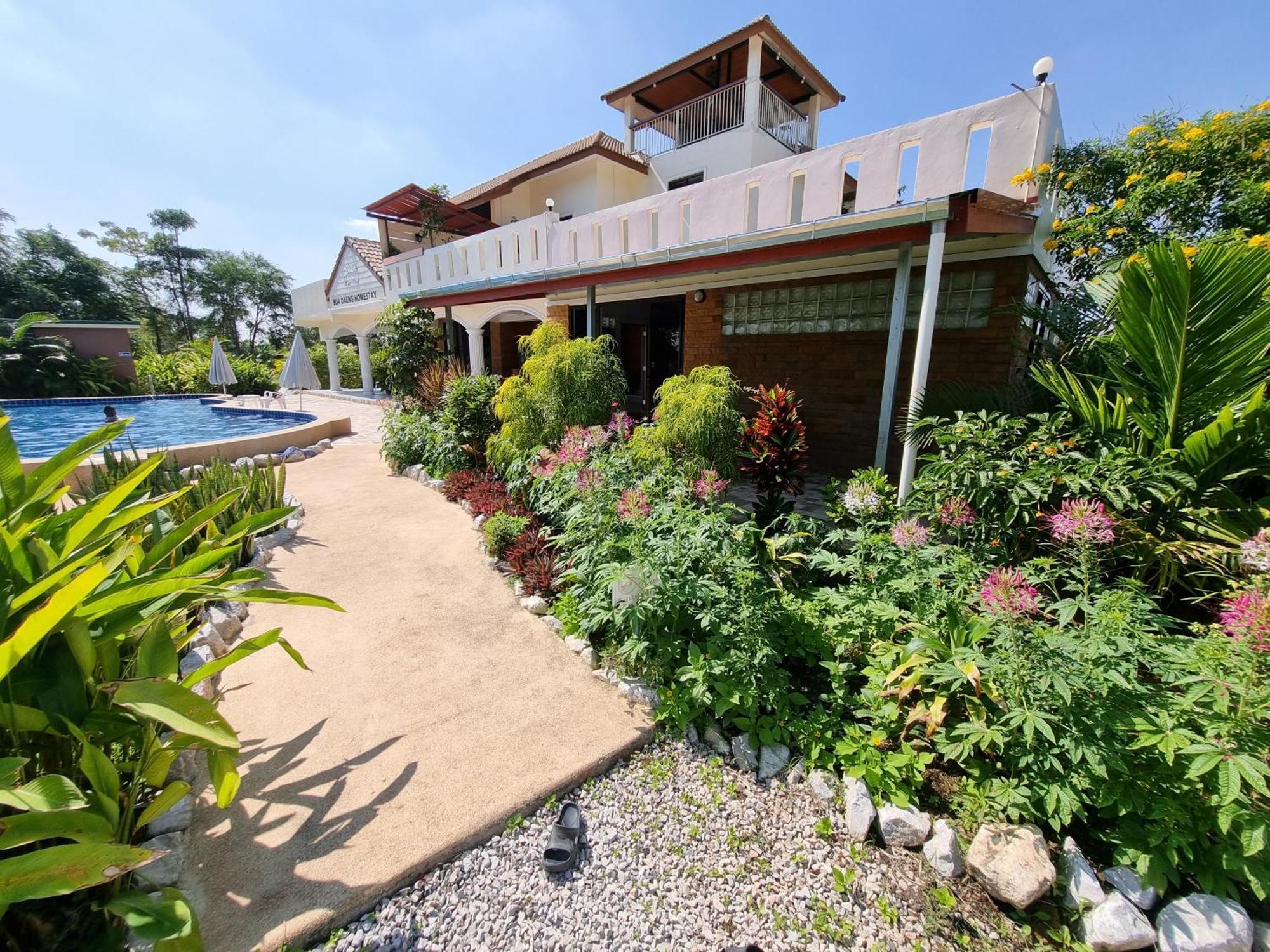 Bua Daeng Homestay Resort Kumphawapi Ngoại thất bức ảnh
