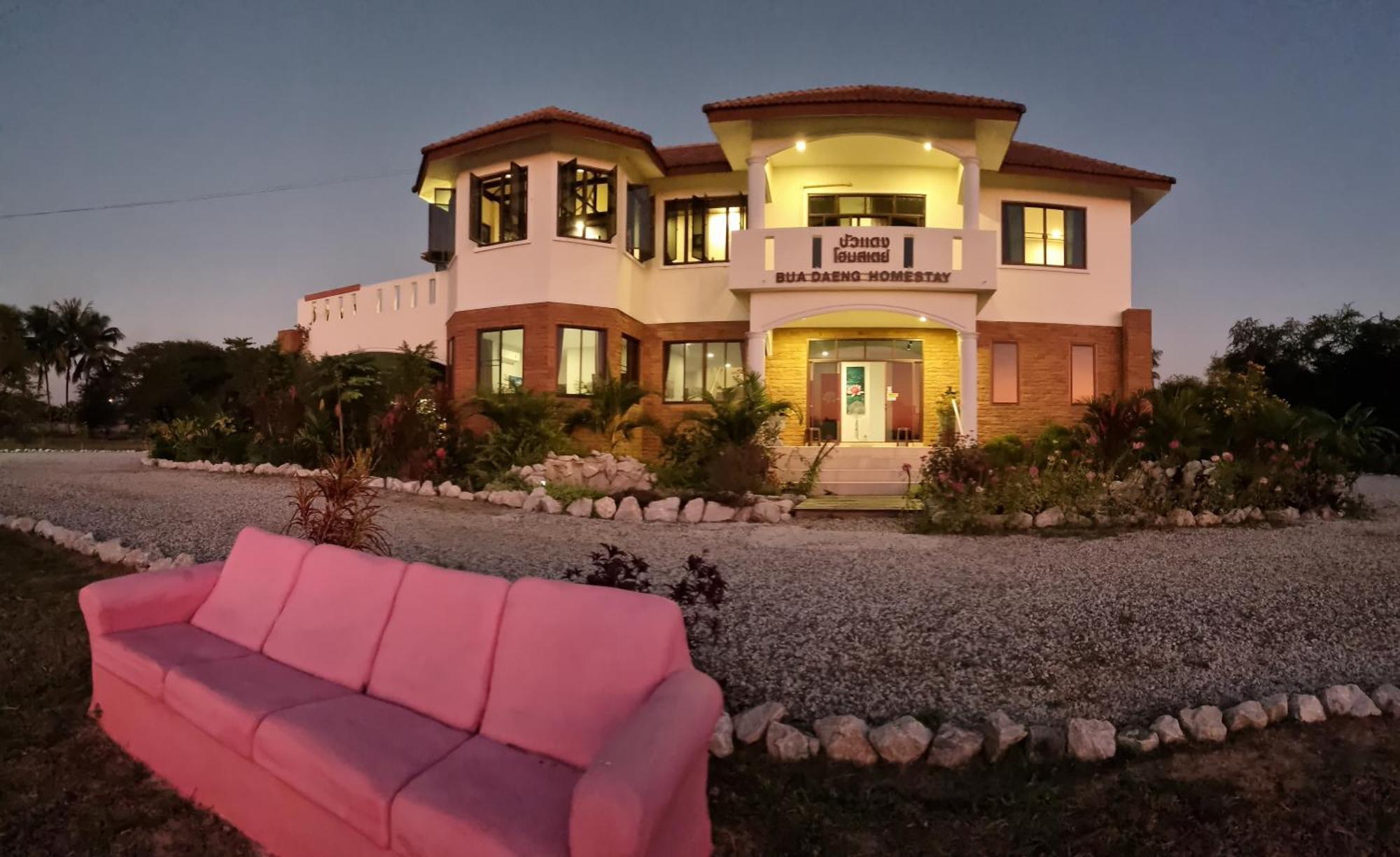 Bua Daeng Homestay Resort Kumphawapi Ngoại thất bức ảnh